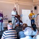 Nejen oblíbené písně od táboráku, ale i řadu dalších songů, si mohli ve středu 7. června 2023 užít senioři z MČ Praha 4 na koncertě tria Reminiscence (banjo, kytara, kontrabas), který proběhl na Nuselské radnici.