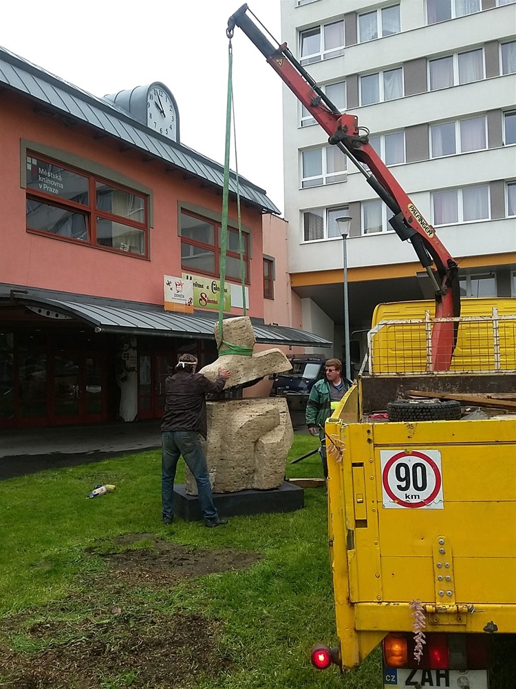 Sedící figura je už zpátky na Novodvorské Sedící figura je už zpátky na Novodvorské