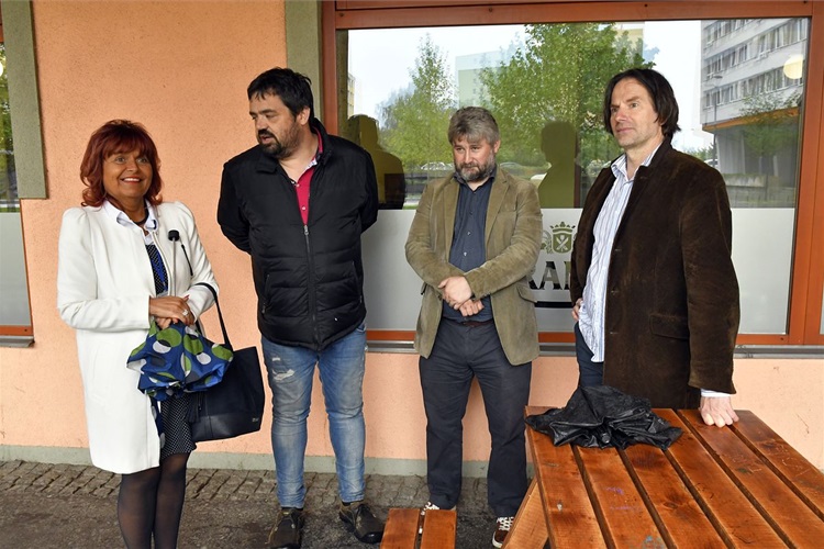 Sedící figura je už zpátky na Novodvorské Sedící figura je už zpátky na Novodvorské