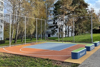 MČ Praha 4 zrekonstruovala streetballové hřiště v Ružinovské ulici - stav před a po