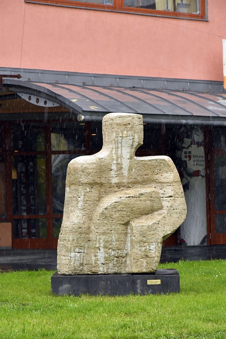 Sedící figura je už zpátky na Novodvorské Sedící figura je už zpátky na Novodvorské
