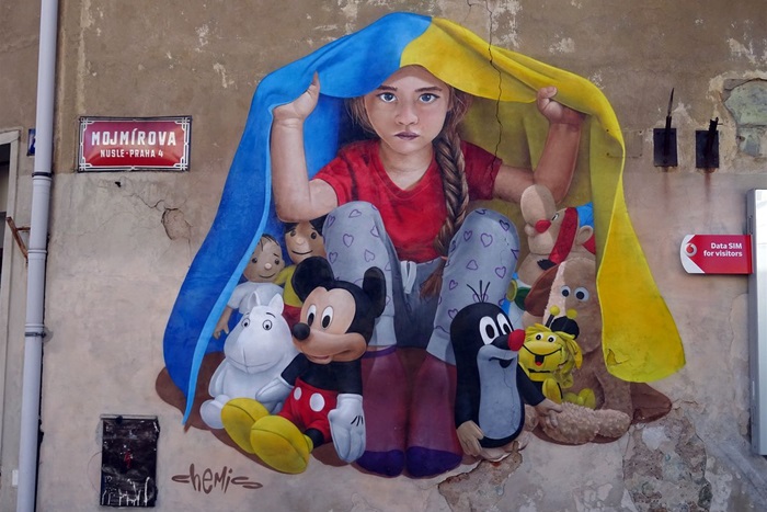 street art Dmitrij Proškin alias Chemis - Dívka s vlajkou