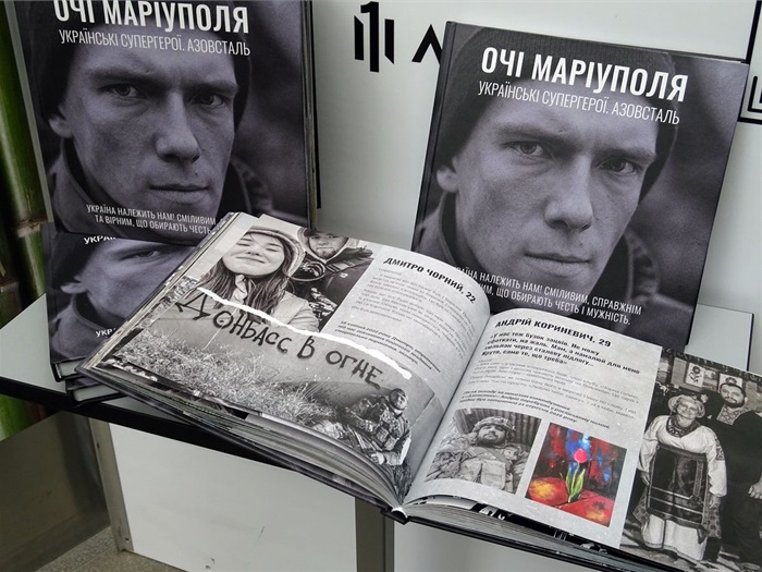 Výstava ve foyer úřadu připomíná hrdiny z Mariupolu