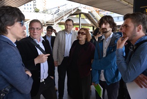 článek - Využití rozvojových území v okolí stanic metra náměstek primátorky Matej Stropnický diskutuje s radní pro územní rozvoj Alžbětoou Rejchrtovou a dašlími ve stanici metra Kačerov