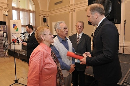 Zástupci Českého svazu bojovníků za svobodu Jaroslava Křupalová, Josef Čermák a Rudolf Roubíček předávají starostovi Pavlu Horálkovi čestné ocenění.