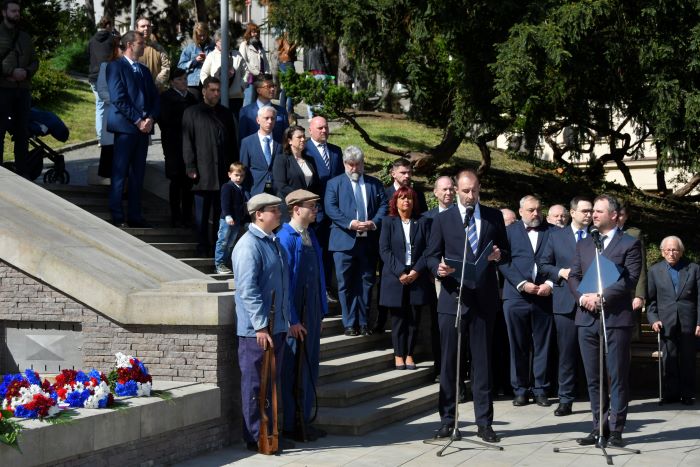 Hlavním pietním aktem pořádaným městskou částí Praha 4 je tradičně připomínka Pražského povstání u Památníku Tří odbojů na náměstí Generála Kutlvašra. Náměstí bylo pojmenováno po Karlu Kutlvašrovi, který byl vojenským velitelem Pražského povstání a dokázal spolu s Pražany v boji čelit přesile dobře vyzbrojených jednotek SS a Wehrmachtu. Hlavním pietním aktem pořádaným městskou částí Praha 4 je tradičně připomínka Pražského povstání u Památníku Tří odbojů na náměstí Generála Kutlvašra. Náměstí bylo pojmenováno po Karlu Kutlvašrovi, který byl vojenským velitelem Pražského povstání a dokázal spolu s Pražany v boji čelit přesile dobře vyzbrojených jednotek SS a Wehrmachtu.