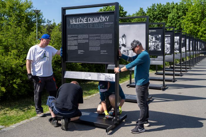U příležitosti 80. výročí konce druhé světové války mohou lidé v Centrálním parku na Pankráci shlédnout výstavu zaměřenou na válečnou fotografii. Hlavní část expozice tvoří snímky z druhé světové války, ale přináší také výběr fotografií z dalších válečných konfliktů, z nichž některé bývají z hlediska historie reportážní fotografie označovány za přelomové či ikonické. Venkovní expozice bude k vidění do 28. května 2025. U příležitosti 80. výročí konce druhé světové války mohou lidé v Centrálním parku na Pankráci shlédnout výstavu zaměřenou na válečnou fotografii. Hlavní část expozice tvoří snímky z druhé světové války, ale přináší také výběr fotografií z dalších válečných konfliktů, z nichž některé bývají z hlediska historie reportážní fotografie označovány za přelomové či ikonické. Venkovní expozice bude k vidění do 28. května 2025.