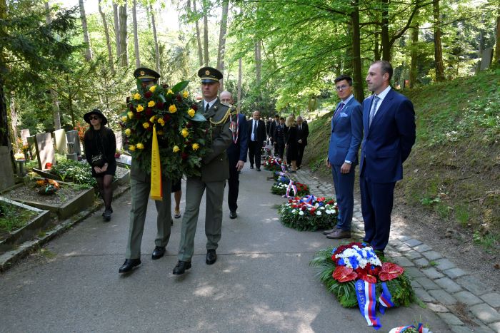 Účastníci pietního aktu v areálu motolského hřbitova, kde se nachází Čestné pohřebiště politických vězňů, uctili v pondělí 12. května 2025 památku obětí komunistického režimu. Vzpomínkové shromáždění pořádala organizace Nositelé odkazu Jáchymovské peklo. Městskou část Praha 4 na pietním aktu zastupovali starosta Ondřej Kubín (ODS) a radní Tomáš Hrdinka (ANO 2011). Za hlavní město Prahu se zúčastnil radní Zdeněk Kovářík (ODS), který je současně členem Zastupitelstva městské části Praha 4. Účastníci pietního aktu v areálu motolského hřbitova, kde se nachází Čestné pohřebiště politických vězňů, uctili v pondělí 12. května 2025 památku obětí komunistického režimu. Vzpomínkové shromáždění pořádala organizace Nositelé odkazu Jáchymovské peklo. Městskou část Praha 4 na pietním aktu zastupovali starosta Ondřej Kubín (ODS) a radní Tomáš Hrdinka (ANO 2011). Za hlavní město Prahu se zúčastnil radní Zdeněk Kovářík (ODS), který je současně členem Zastupitelstva městské části Praha 4.