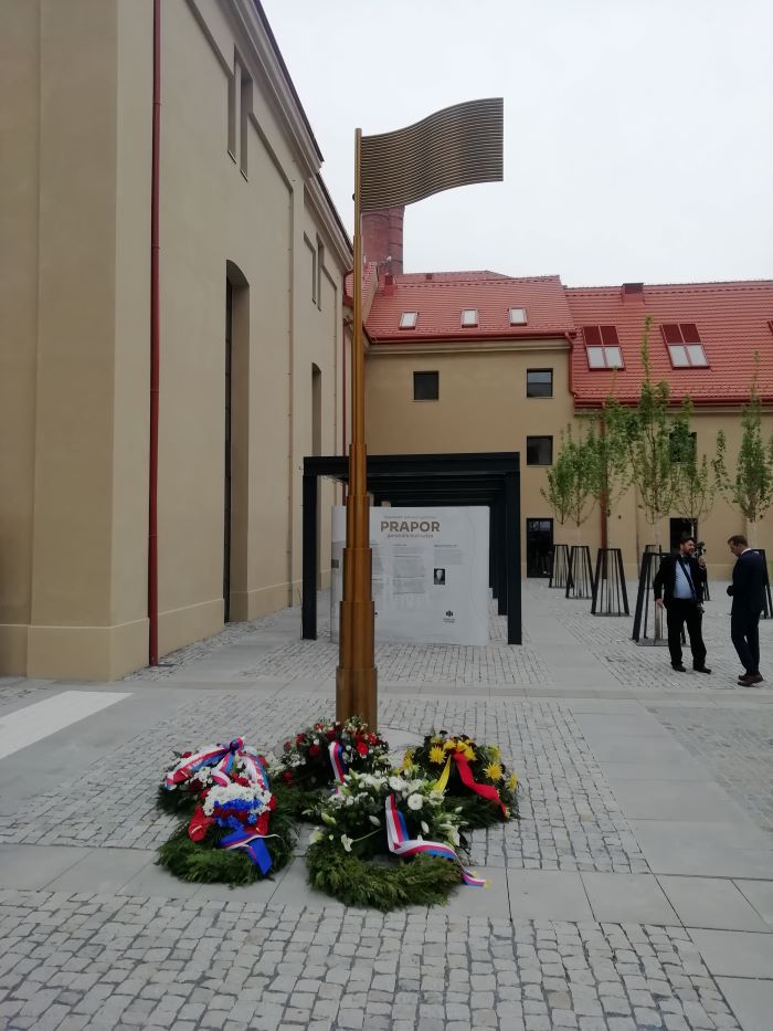 Pomník generála Karla Kutlvašra, československého legionáře, velitele protinacistického Pražského povstání v roce 1945 a později vězně komunistického režimu, byl dnes slavnostně odhalen v areálu bývalého Nuselského pivovaru. Podoba pomníku vzešla z otevřené umělecké soutěže, kterou iniciovala společnost Penta Real Estate, která v Nuslích staví novou rezidenční čtvrť. Pomník byl odhalen u příležitosti 80. výročí Pražského povstání. Pomník generála Karla Kutlvašra, československého legionáře, velitele protinacistického Pražského povstání v roce 1945 a později vězně komunistického režimu, byl dnes slavnostně odhalen v areálu bývalého Nuselského pivovaru. Podoba pomníku vzešla z otevřené umělecké soutěže, kterou iniciovala společnost Penta Real Estate, která v Nuslích staví novou rezidenční čtvrť. Pomník byl odhalen u příležitosti 80. výročí Pražského povstání.