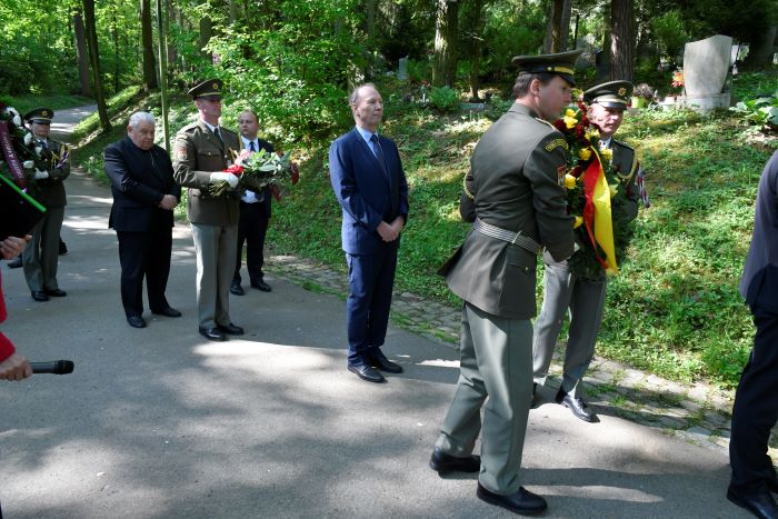 Účastníci pietního aktu v areálu motolského hřbitova, kde se nachází Čestné pohřebiště politických vězňů, uctili v pondělí 12. května 2025 památku obětí komunistického režimu. Vzpomínkové shromáždění pořádala organizace Nositelé odkazu Jáchymovské peklo. Městskou část Praha 4 na pietním aktu zastupovali starosta Ondřej Kubín (ODS) a radní Tomáš Hrdinka (ANO 2011). Za hlavní město Prahu se zúčastnil radní Zdeněk Kovářík (ODS), který je současně členem Zastupitelstva městské části Praha 4. Účastníci pietního aktu v areálu motolského hřbitova, kde se nachází Čestné pohřebiště politických vězňů, uctili v pondělí 12. května 2025 památku obětí komunistického režimu. Vzpomínkové shromáždění pořádala organizace Nositelé odkazu Jáchymovské peklo. Městskou část Praha 4 na pietním aktu zastupovali starosta Ondřej Kubín (ODS) a radní Tomáš Hrdinka (ANO 2011). Za hlavní město Prahu se zúčastnil radní Zdeněk Kovářík (ODS), který je současně členem Zastupitelstva městské části Praha 4.