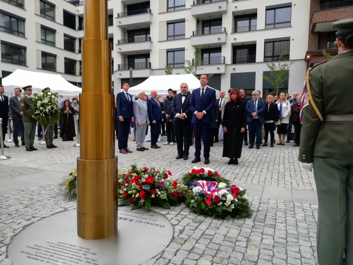 Pomník generála Karla Kutlvašra, československého legionáře, velitele protinacistického Pražského povstání v roce 1945 a později vězně komunistického režimu, byl dnes slavnostně odhalen v areálu bývalého Nuselského pivovaru. Podoba pomníku vzešla z otevřené umělecké soutěže, kterou iniciovala společnost Penta Real Estate, která v Nuslích staví novou rezidenční čtvrť. Pomník byl odhalen u příležitosti 80. výročí Pražského povstání. Pomník generála Karla Kutlvašra, československého legionáře, velitele protinacistického Pražského povstání v roce 1945 a později vězně komunistického režimu, byl dnes slavnostně odhalen v areálu bývalého Nuselského pivovaru. Podoba pomníku vzešla z otevřené umělecké soutěže, kterou iniciovala společnost Penta Real Estate, která v Nuslích staví novou rezidenční čtvrť. Pomník byl odhalen u příležitosti 80. výročí Pražského povstání.