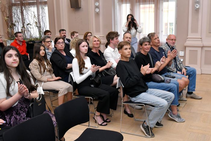 Také v letošním roce ocenila městská část Praha 4 v projektu nazvaném Dělám víc, než musím žáky základních škol. Smyslem této dlouholeté akce je ocenit žákyně a žáky, kteří jsou úspěšní a výjimeční v tom, co dělají ve svém volném čase a pro své vrstevníky se stali vzorem. Každá základní škola, zřizovaná městskou částí 4 pečlivě vybírala žáky, kteří svým příběhem inspirují okolí.