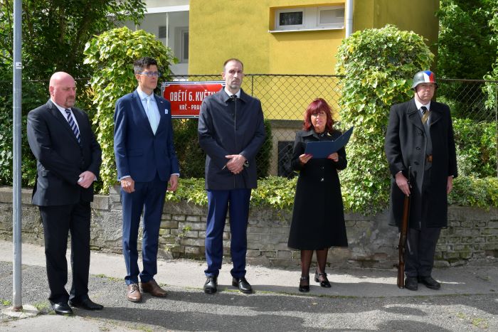 V letošním roce si městská část Praha 4 spolu s obyvateli připomněla také zavraždění civilních obyvatel, mužů, žen i dětí v tehdejší Úsobské ulici, která dnes nese název Obětí 6. května. S tím, jak blíží porážka Třetí říše, vzrůstala agresivita nacistů, kteří začali s vražděním i zcela nezúčastněných obyvatel čtvrtí, které předtím obsadili, nebo v jejichž okolí působili. Jedna z ulic, kde došlo ke dvěma masakrům zcela nezúčastněných civilních osob, byla právě Úsobská v dnešní Praze 4. V letošním roce si městská část Praha 4 spolu s obyvateli připomněla také zavraždění civilních obyvatel, mužů, žen i dětí v tehdejší Úsobské ulici, která dnes nese název Obětí 6. května. S tím, jak blíží porážka Třetí říše, vzrůstala agresivita nacistů, kteří začali s vražděním i zcela nezúčastněných obyvatel čtvrtí, které předtím obsadili, nebo v jejichž okolí působili. Jedna z ulic, kde došlo ke dvěma masakrům zcela nezúčastněných civilních osob, byla právě Úsobská v dnešní Praze 4.