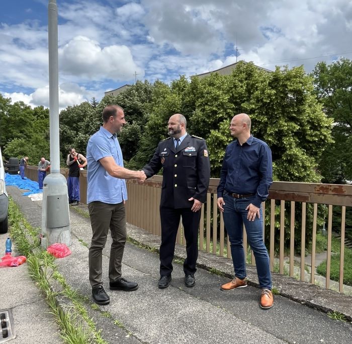Městská část Praha 4 pokračuje ve spolupráci s vazební věznicí na Pankráci. Tento týden se vězni pustili do obnovy plotu v ulici Nad Šálkovnou v Braníku. Cílem spolupráce je zlepšit podobu veřejného prostranství a také umožnit odsouzeným zapojit se do společnosti. Loni se vězni podíleli na opravě plotu dětského hřiště v parku Na Jezerce. Městská část Praha 4 pokračuje ve spolupráci s vazební věznicí na Pankráci. Tento týden se vězni pustili do obnovy plotu v ulici Nad Šálkovnou v Braníku. Cílem spolupráce je zlepšit podobu veřejného prostranství a také umožnit odsouzeným zapojit se do společnosti. Loni se vězni podíleli na opravě plotu dětského hřiště v parku Na Jezerce.