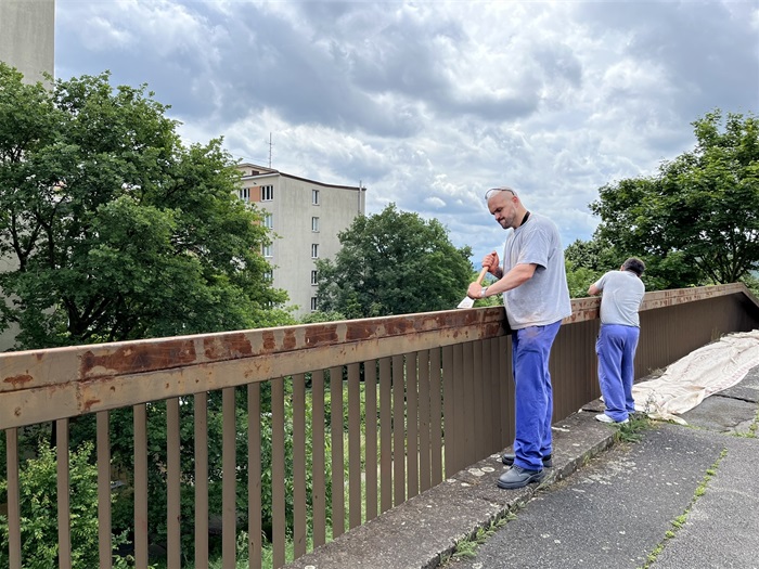 Městská část Praha 4 pokračuje ve spolupráci s vazební věznicí na Pankráci. Tento týden se vězni pustili do obnovy plotu v ulici Nad Šálkovnou v Braníku. Cílem spolupráce je zlepšit podobu veřejného prostranství a také umožnit odsouzeným zapojit se do společnosti. Loni se vězni podíleli na opravě plotu dětského hřiště v parku Na Jezerce.