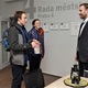 Skauti z oddílu Utah z Krče přinesli v pondělí 19. prosince 2022 ve své lucerničce na radnici Prahy 4 Betlémské světlo. 
