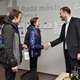 Skauti z oddílu Utah z Krče přinesli v pondělí 19. prosince 2022 ve své lucerničce na radnici Prahy 4 Betlémské světlo. 