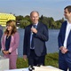 Slavnostního poklepání na základní kámen Dvoreckého mostu se zúčastnili v úterý 13. září 2022 dopoledne v prostorách Žlutých lázní i zástupci radnic obou nově spojovaných břehů Vltavy - za MČ Praha 4 první místostarosta Zdeněk Kovářík (ODS) a za Prahu 5 starostka Renáta Zajíčková (ODS).