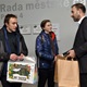 Skauti z oddílu Utah z Krče přinesli v pondělí 19. prosince 2022 ve své lucerničce na radnici Prahy 4 Betlémské světlo. 