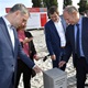 Slavnostního poklepání na základní kámen Dvoreckého mostu se zúčastnili v úterý 13. září 2022 dopoledne v prostorách Žlutých lázní i zástupci radnic obou nově spojovaných břehů Vltavy - za MČ Praha 4 první místostarosta Zdeněk Kovářík (ODS) a za Prahu 5 starostka Renáta Zajíčková (ODS).