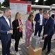 Slavnostního poklepání na základní kámen Dvoreckého mostu se zúčastnili v úterý 13. září 2022 dopoledne v prostorách Žlutých lázní i zástupci radnic obou nově spojovaných břehů Vltavy - za MČ Praha 4 první místostarosta Zdeněk Kovářík (ODS) a za Prahu 5 starostka Renáta Zajíčková (ODS).
