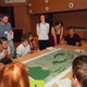 Radnice Prahy 4 pokračuje v setkávání obyvatel na téma budoucího fungování veřejných prostranství. V Kulturním centru Novodvorská představili architekti a urbanisté z atelieru Unit architekti první pravidla a doporučení pro budoucí generel veřejných prostranství. Navázali tak na řadu zjištění a podnětů od občanů z podobných setkání na sklonku loňského roku.
Druhé kolo setkávání je již adresnější a pro danou lokalitu se debatovalo nad konkrétními místy. Právě zpětná vazba od místních obyvatel umožní odborníkům vypracovat konkrétní pravidla a doporučení pro správu, revitalizaci a provoz veřejných prostranství. Těmi by se pak samospráva měla do budoucna řídit. Finální podoba generelu veřejných prostranství by pak měla být radnici k dispozici již na podzim.
Po úvodním slovu zástupce ateliéru a seznámení přítomných formou prezentace s doposud získanými a zapracovanými poznatky z oblasti Krče, Lhotky, Hodkoviček a sídliště Novodvorská se obyvatelé rozdělili na tři pracovní skupiny. V nich pak u tzv. „kulatých stolů“ obyvatelé společně s urbanisty řešili napojení sídlišť na zelené plochy, plácky na rozhraní vilových čtvrtí a lesa a rekreační prostupnost územím. I když se příprava generelu týká hlavně veřejných prostranství a spíše budoucnosti, mohli se obyvatelé také vyjadřovat k aktuálním otázkám, na které jim ochotně odpovídali přítomní představitelé radnice. Kromě některých zastupitelů se na jednání o generelu dostavila i zástupkyně starosty Iva Kotvová či radní pro územní rozvoj Alžběta Rejchrtová, která tato setkání zaštiťuje. Pokud vám tedy není budoucí podoba a charakter okolí vašeho bydliště lhostejný, můžete se k němu vyjádřit i vy. Stačí opravdu jen přijít a říci, co by se vám líbilo. Nebo naopak, co opravdu nechcete.
Další setkání se uskuteční v pondělí 12. června 2017 od 18 hod. na staré Nuselské radnici - pro lokality Nusle a Michle.
Veřejné setkání o generelu v KC Novodvorská - oblast stará Krč, sídliště Krč, Novodvorská, Lhotka, Hodkovičky
