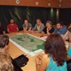 Radnice Prahy 4 pokračuje v setkávání obyvatel na téma budoucího fungování veřejných prostranství. V Kulturním centru Novodvorská představili architekti a urbanisté z atelieru Unit architekti první pravidla a doporučení pro budoucí generel veřejných prostranství. Navázali tak na řadu zjištění a podnětů od občanů z podobných setkání na sklonku loňského roku.
Druhé kolo setkávání je již adresnější a pro danou lokalitu se debatovalo nad konkrétními místy. Právě zpětná vazba od místních obyvatel umožní odborníkům vypracovat konkrétní pravidla a doporučení pro správu, revitalizaci a provoz veřejných prostranství. Těmi by se pak samospráva měla do budoucna řídit. Finální podoba generelu veřejných prostranství by pak měla být radnici k dispozici již na podzim.
Po úvodním slovu zástupce ateliéru a seznámení přítomných formou prezentace s doposud získanými a zapracovanými poznatky z oblasti Krče, Lhotky, Hodkoviček a sídliště Novodvorská se obyvatelé rozdělili na tři pracovní skupiny. V nich pak u tzv. „kulatých stolů“ obyvatelé společně s urbanisty řešili napojení sídlišť na zelené plochy, plácky na rozhraní vilových čtvrtí a lesa a rekreační prostupnost územím. I když se příprava generelu týká hlavně veřejných prostranství a spíše budoucnosti, mohli se obyvatelé také vyjadřovat k aktuálním otázkám, na které jim ochotně odpovídali přítomní představitelé radnice. Kromě některých zastupitelů se na jednání o generelu dostavila i zástupkyně starosty Iva Kotvová či radní pro územní rozvoj Alžběta Rejchrtová, která tato setkání zaštiťuje. Pokud vám tedy není budoucí podoba a charakter okolí vašeho bydliště lhostejný, můžete se k němu vyjádřit i vy. Stačí opravdu jen přijít a říci, co by se vám líbilo. Nebo naopak, co opravdu nechcete.
Další setkání se uskuteční v pondělí 12. června 2017 od 18 hod. na staré Nuselské radnici - pro lokality Nusle a Michle.
Veřejné setkání o generelu v KC Novodvorská - oblast stará Krč, sídliště Krč, Novodvorská, Lhotka, Hodkovičky
