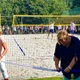 Za účasti olympioniků Ondřeje Perušiče a Davida Schweinera dnes otevřeli nové beachvolejbalové hřiště v Základní škole Jitřní starostka Irena Michalcová (ANO 2011) a radní Filip Vácha (TOP 09). Nové hřiště vybudovala městská část Praha 4. Na snímku starostka s ředitelkou školy při stříhání pásky a předávání míčů.