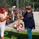 Za účasti olympioniků Ondřeje Perušiče a Davida Schweinera dnes otevřeli nové beachvolejbalové hřiště v Základní škole Jitřní starostka Irena Michalcová (ANO 2011) a radní Filip Vácha (TOP 09). Nové hřiště vybudovala městská část Praha 4. Na snímku starostka s ředitelkou školy při stříhání pásky a předávání míčů.