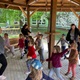 Mateřská škola 4 pastelky, pracoviště Plamínkové, zahájila v pondělí 2. května 2022 na své zahradě provoz nového výukového altánu. Ten bude plnit funkci nové učebny s širokou nabídkou možného zapojení pro předškoláky a umožní i další aktivity. Na otevření se přišla podívat i starostka Prahy 4 Irena Michalcová (ANO 2011).