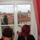 Zásluhou finanční podpory od městské části Praha 4 si Nemocnice Milosrdných sester sv. Karla Boromejského, sídlící pod Petřínem, mohla zakoupit důležitou germicidní lampu, která je vynikajícím pomocníkem v době covidové pandemie. Její intenzivní UV záření totiž usmrcuje bakterie a viry, a lampa tak je důležitým pomocníkem zajišťujícím v nemocnici dezinfekci příjmové ambulance i za provozu. Jen v průběhu loňského roku poskytla nemocnice péči 87 pacientům s onemocněním covid-19 z Prahy 4. Na instalaci daru a i prohlídku nemocnice se přišli podívat starostka Irena Michalcová (ANO 2011) a místostarosta Josef Svoboda.