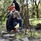 Okolí cyklostezky u branických hřišť dlouhodobě trpí nepořádkem, který zde vytvářejí lidé, jimž je zatěžko odložit pneumatiky a další odpad tam, kam patří, a pohazují ho místo toho v zeleni. Místní obyvatelé, ochotní středoškoláci a radní Tomáš Hrdinka se proto spojili, domluvili a vyrazili v úterý 27. dubna 2021 vylepšit naše společné okolí. Mnozí ze studentů se setkali poprvé po řadě měsíců, kdy se vídají jen přes monitory počítačů. Ty ale nyní vypnuli a přijeli do Braníka, kde vyfasovali rukavice, dezinfekci, velké plastové pytle a nevábné okolí cyklostezky v sousedství sportovišť a Jižní spojky uklidili. Práce bylo dost, ale studenti z michelské Školy mezinárodních a veřejných vztahů jsou na environmentální projekty zvyklí. 