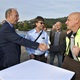 Slavnostního poklepání na základní kámen Dvoreckého mostu se zúčastnili v úterý 13. září 2022 dopoledne v prostorách Žlutých lázní i zástupci radnic obou nově spojovaných břehů Vltavy - za MČ Praha 4 první místostarosta Zdeněk Kovářík (ODS) a za Prahu 5 starostka Renáta Zajíčková (ODS).
