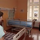 Zásluhou finanční podpory od městské části Praha 4 si Nemocnice Milosrdných sester sv. Karla Boromejského, sídlící pod Petřínem, mohla zakoupit důležitou germicidní lampu, která je vynikajícím pomocníkem v době covidové pandemie. Její intenzivní UV záření totiž usmrcuje bakterie a viry, a lampa tak je důležitým pomocníkem zajišťujícím v nemocnici dezinfekci příjmové ambulance i za provozu. Jen v průběhu loňského roku poskytla nemocnice péči 87 pacientům s onemocněním covid-19 z Prahy 4. Na instalaci daru a i prohlídku nemocnice se přišli podívat starostka Irena Michalcová (ANO 2011) a místostarosta Josef Svoboda.