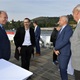 Slavnostního poklepání na základní kámen Dvoreckého mostu se zúčastnili v úterý 13. září 2022 dopoledne v prostorách Žlutých lázní i zástupci radnic obou nově spojovaných břehů Vltavy - za MČ Praha 4 první místostarosta Zdeněk Kovářík (ODS) a za Prahu 5 starostka Renáta Zajíčková (ODS).