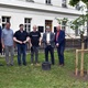 Herec Milan Kňažko, místostarosta pro majetek a kulturu Michal Hroza (TOP 09) a principál divadla Na Jezerce Jan Hrušínský vysadili v pondělí 13. června 2022 v parku Jezerka fíkovník.