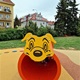 Na zahradě Mateřské školy Sdružení vyrostlo nové hřiště se speciálním povrchem a moderními herními prvky. Na slavnostní otevření areálu se v pondělí 23. května 2022 před polednem přišla podívat i starostka Irena Michalcová (ANO 2011).