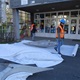 Plastika Vazby se po restaurování vrátí zpět na fasádu ZŠ Filosofská
