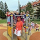Na zahradě Mateřské školy Sdružení vyrostlo nové hřiště se speciálním povrchem a moderními herními prvky. Na slavnostní otevření areálu se v pondělí 23. května 2022 před polednem přišla podívat i starostka Irena Michalcová (ANO 2011).