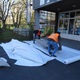 Plastika Vazby se po restaurování vrátí zpět na fasádu ZŠ Filosofská