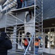 Plastika Vazby se po restaurování vrátí zpět na fasádu ZŠ Filosofská