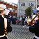 U Hradní stráže pracují talentovaní i ochotní muzikanti, kteří svými výkony rádi rozdávají radost. Dokázali to i seniorům z Prahy 4, konkrétně těm z domu s pečovatelskou službou v Branické ulici, které potěšili coby dobrovolní vyslanci projektu Ježíškova vnoučata.
A protože hrát uvnitř o tomto adventu hudebníci nemohou, vyběhli dámy a pánové před dům, aby si poslechli půlhodinku krásných a dnes už opravdu nesmrtelných písniček – od When I´m Sixty-Four a Ob-la-di Ob-la-da až po Nesem vám noviny, Půjdem spolu do Betléma anebo třeba Purpuru.
