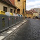 Před Dominikánským dvorem v Braníku už stojí nové a hezčí kontejnery na tříděný odpad, včetně kontejneru na kovové obaly, které přispívají k pozitivnímu vyznění celkové revitalizace Branické ulice. 