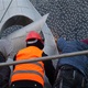 Plastika Vazby se po restaurování vrátí zpět na fasádu ZŠ Filosofská