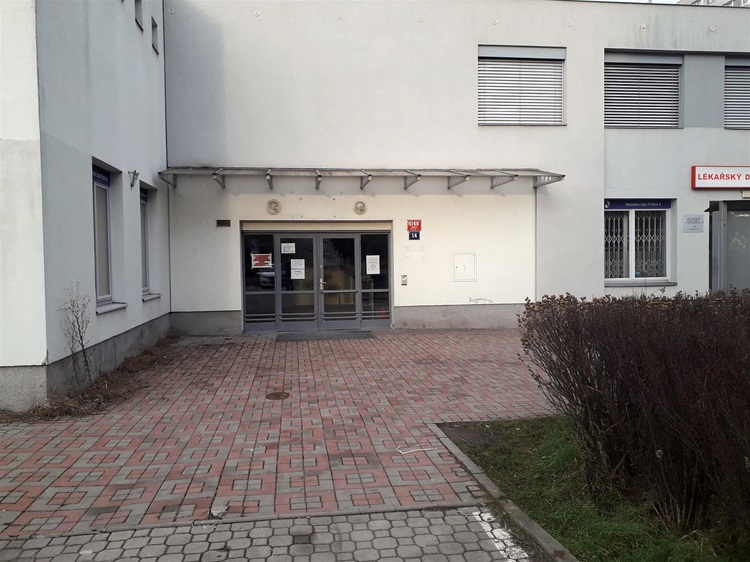 Pohled na boční vchod - k pracovišti přestupků v ZPS.