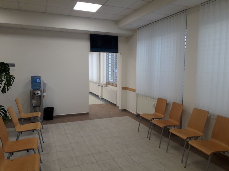 Čekárna před přepážkami výdeje parkovacích oprávnění.