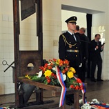 Pietní shromáždění v Pankrácké věznici, kde nacistický režim věznil, mučil a zavraždil stovky českých vlastenců. 