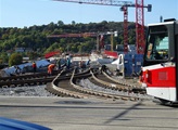 Městská část Praha 4 požaduje, aby po zprovoznění Dvoreckého mostu v příštím roce došlo k výraznému posílení a doplnění přepravní kapacity na trase Smíchovské nádraží – Dvorce – Budějovická. Městská část Praha 4 požaduje, aby po zprovoznění Dvoreckého mostu v příštím roce došlo k výraznému posílení a doplnění přepravní kapacity na trase Smíchovské nádraží – Dvorce – Budějovická.