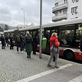 Městská část Praha 4 požaduje, aby po zprovoznění Dvoreckého mostu v příštím roce došlo k výraznému posílení a doplnění přepravní kapacity na trase Smíchovské nádraží – Dvorce – Budějovická. 