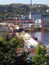 Městská část Praha 4 požaduje, aby po zprovoznění Dvoreckého mostu v příštím roce došlo k výraznému posílení a doplnění přepravní kapacity na trase Smíchovské nádraží – Dvorce – Budějovická. 